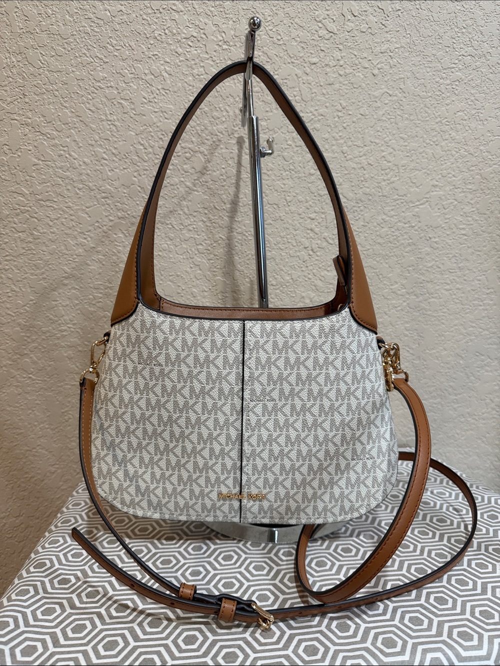 Michael Kors ALICE SM TZ SHLDR VANILLA/ACRN
